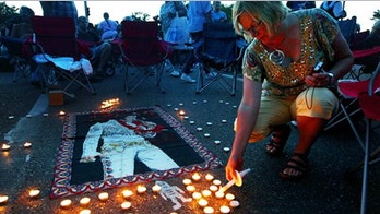 Thousands honor Elvis Presley at Graceland vigil