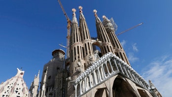 Barcelona aims to limit tourism with visitor cap law