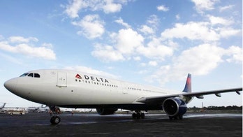 Delta pilot orders pizza for passengers stuck on diverted plane