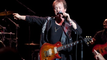 Rock guitarist  Rick Derringer charged with having loaded gun on Delta flight