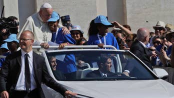 Pope hails volunteers on eve of Mother Teresa sainthood