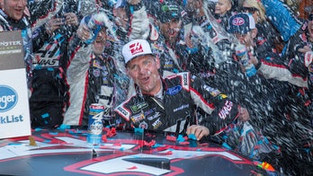 Clint Bowyer win at Martinsville breaks 190-race NASCAR losing streak