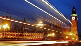 Light lives 1 quintillion years, physicists suggest