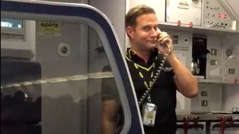 Spirit flight attendant entertains passengers with stand-up comedy during delay