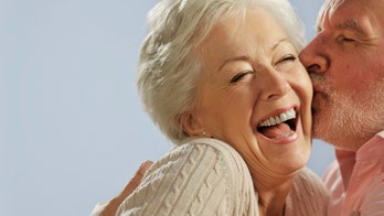 Couple wows fans with epic 'Kiss Cam' smooch