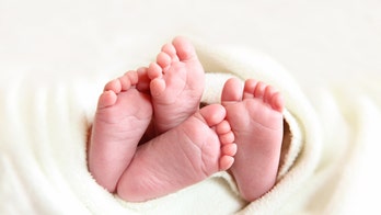 Identical twins give birth hours apart at same hospital