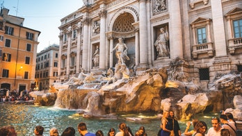 Tourists brawl over perfect selfie spot