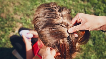 Bus driver helps braid hair of little girl who lost her mother