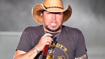 Jason Aldean visits Las Vegas shooting victims