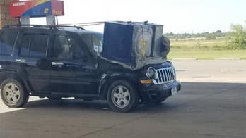 Dangerous delivery ꟷ Jeep driver spotted with washing machine on his hood