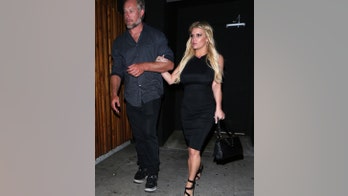 Jessica Simpson wears little black dress on date night