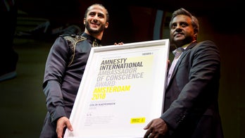 Kaepernick blasts 'lawful lynchings,' defends anthem protests while accepting Amnesty award