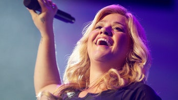 Kelly Clarkson surprises Garth Brooks, crowd at concert