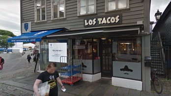 Mexican restaurant in Norway trolls Trump with window sign