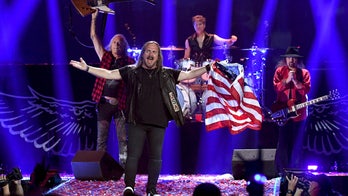 Lynyrd Skynyrd honors troops while performing at iHeartRadio: 'God Bless the USA'