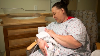 Hospitals recruiting volunteers to cuddle babies addicted to opioids