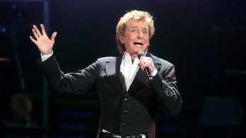 Barry Manilow joins concert to help human rights groups