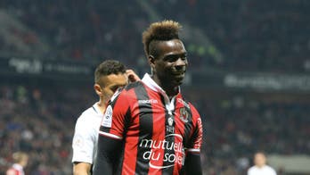 Mario Balotelli responds to Floyd Mayweather challenge in his own unique way