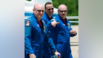 Mark Kelly, Scott Kelly offer up selves for space science; 1 leaves Earth for year, other stays for study