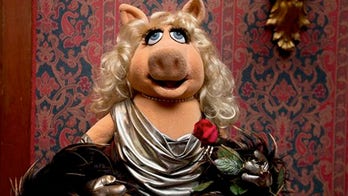 Miss Piggy and Kermit back together at Smithsonian