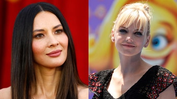 Oliva Munn tells Anna Faris that she's not dating Chris Pratt in shared text exchange
