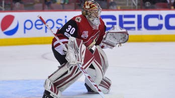 Coyotes backup goalie makes game-saving stop in final seconds of NHL debut