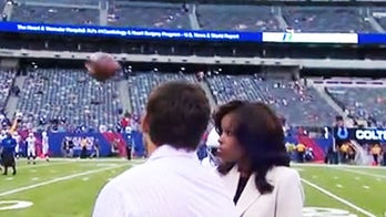 Sideline reporter Pam Oliver hit in face with pass before Giants-Colts game