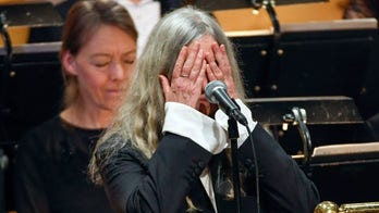 Patti Smith blanks out during Nobel Prize performance