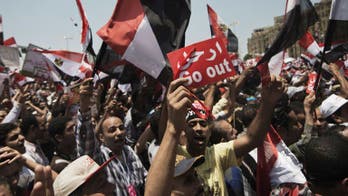 Tahrir protesters show Egypt's Morsi the 'red card'