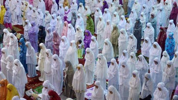 Indonesians begin Ramadan, hardliners target bars