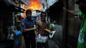 Dramatic escapes as blaze rips through Philippine slum