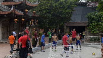 Vietnamese fan chases Arsenal bus for 5 miles