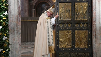 Pope Francis shuts Holy Door, but urges: Stay open to reconciliation