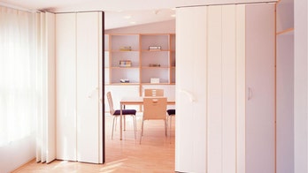 What Is a Pressurized Wall? A Way to Temporarily Turn One Room Into Two