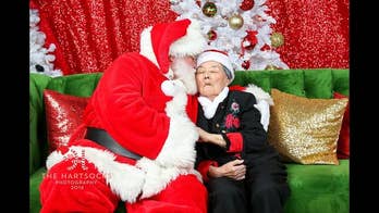 86-year-old woman with dementia warms up to Santa ─ and makes him cry