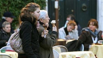 Tourists snacking in Rome could be fined hundreds of dollars