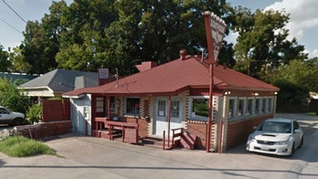 Texas pizzeria fires employee who wrote anti-police note on receipt