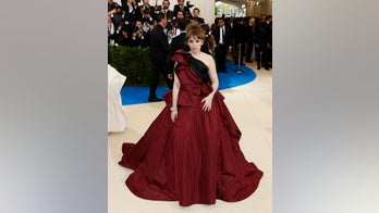 Lena Dunham apologizes for defending 'Girls' writer-producer accused of raping underage actress