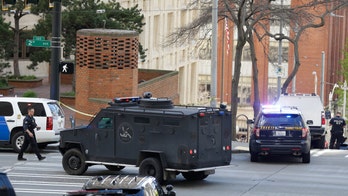 2 Seattle police officers shot, one suspect dead after robbery