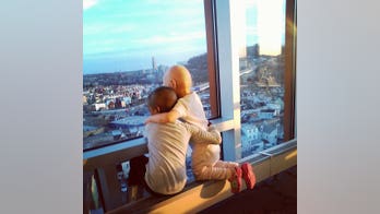 Mom captures touching moment shared between two pediatric cancer patients
