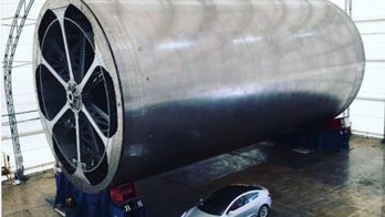 Elon Musk shows off 'tool' for Mars-colonizing spaceship