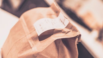 Little girl buys police officer dinner for heartwarming reason