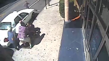 Video: Florida bystanders help pull suspect off two police officers