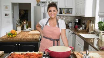 Build Your Best Bowl: Tiffani Thiessen's Double-Berry Crumble Oatmeal