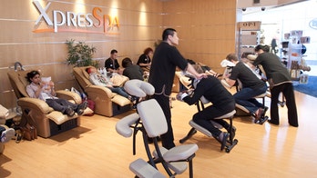 Gift ideas for travelers that make the trip more comfortable and convenient