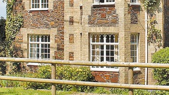 Why you should stay in a house that isn't your home for the holidays