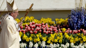 Thousands fill the Vatican as pope celebrates Easter Sunday