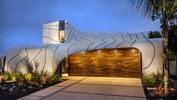 Undulating and Fascinating Wave House in Venice Is a Dreamy Domicile