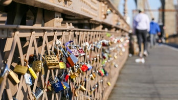 Attaching 'love lock' to Brooklyn Bridge will now earn you a big fine