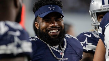 Dallas Cowboys star Ezekiel Elliott takes picture with Dallas Stars fan who was struck by puck